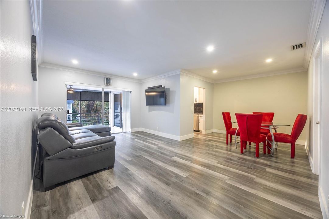 For Sale: $215,000 (2 beds, 2 baths, 1078 Square Feet)