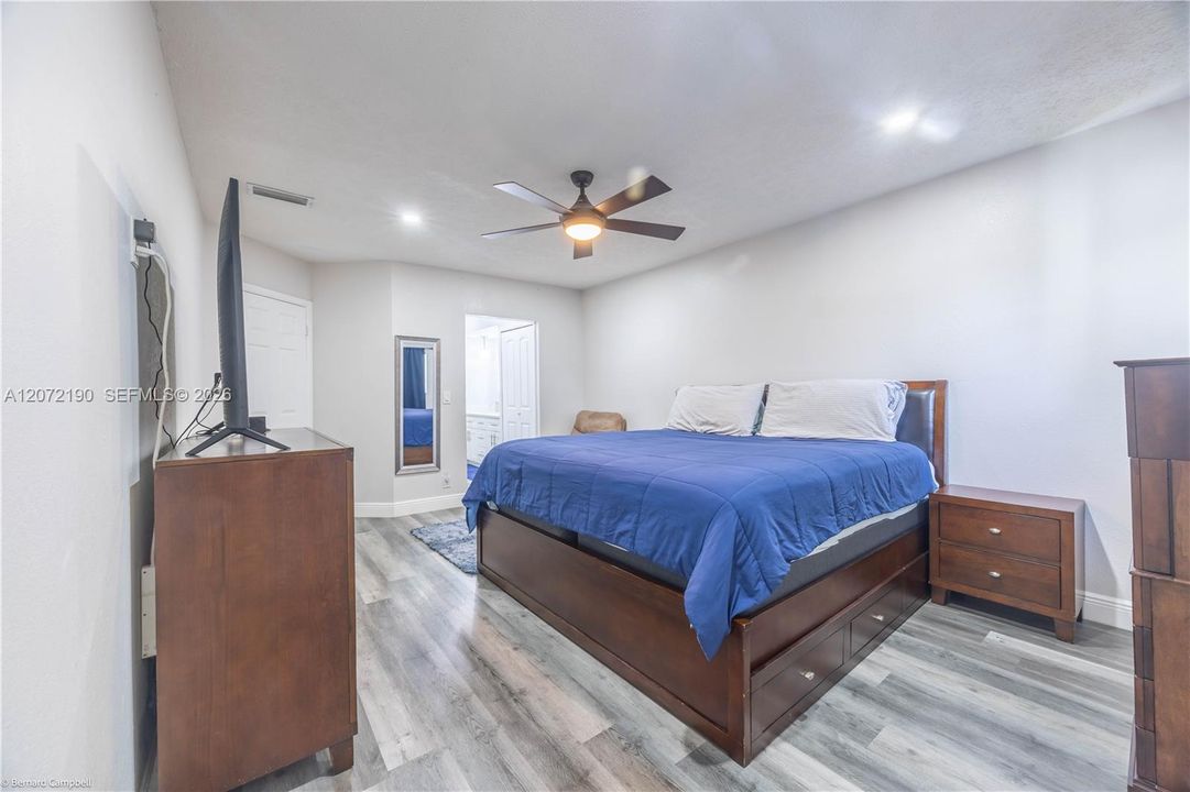 For Sale: $215,000 (2 beds, 2 baths, 1078 Square Feet)