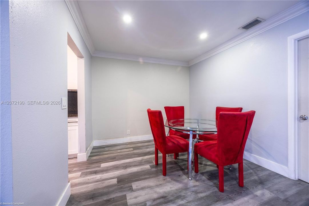 For Sale: $215,000 (2 beds, 2 baths, 1078 Square Feet)