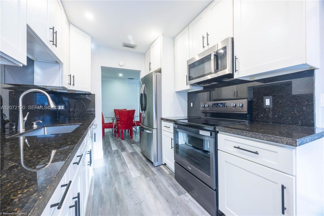 For Sale: $215,000 (2 beds, 2 baths, 1078 Square Feet)