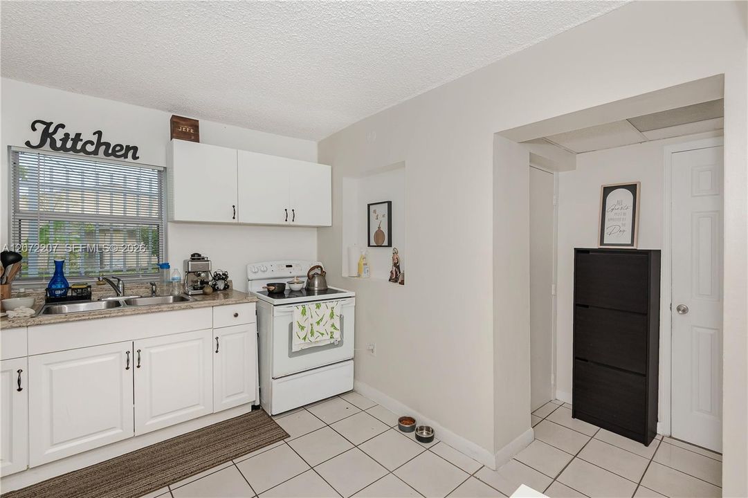 For Sale: $570,000 (4 beds, 3 baths, 1558 Square Feet)