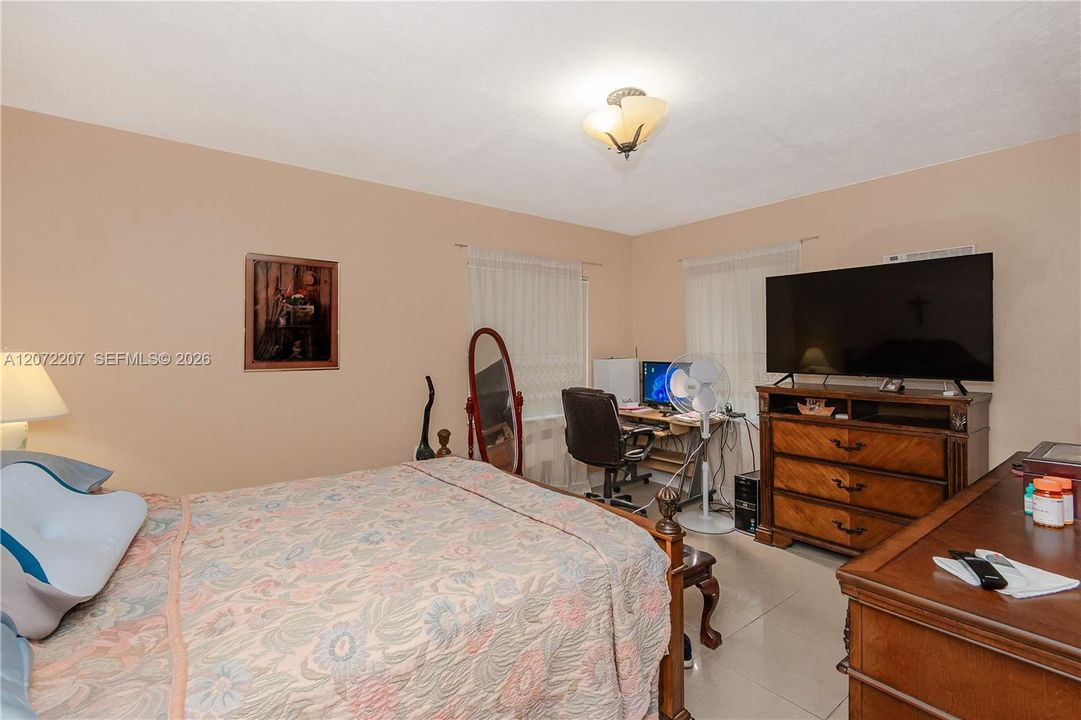For Sale: $570,000 (4 beds, 3 baths, 1558 Square Feet)