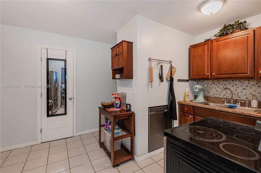 For Sale: $570,000 (4 beds, 3 baths, 1558 Square Feet)