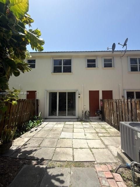En Venta: $320,000 (4 camas, 3 baños, 1544 Pies cuadrados)