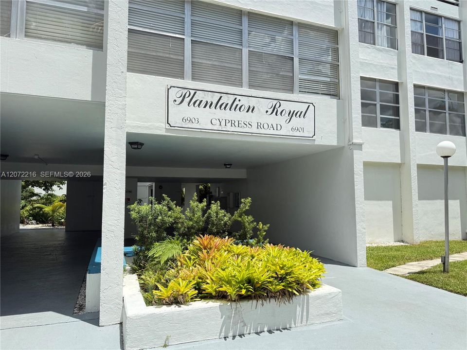 For Sale: $159,900 (2 beds, 2 baths, 1090 Square Feet)