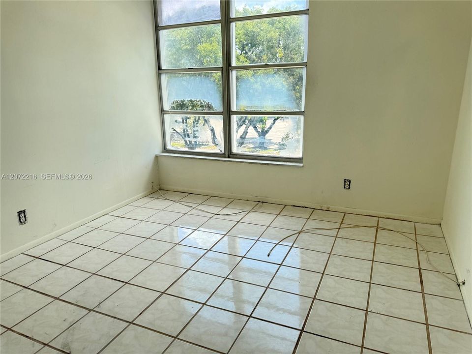 For Sale: $159,900 (2 beds, 2 baths, 1090 Square Feet)