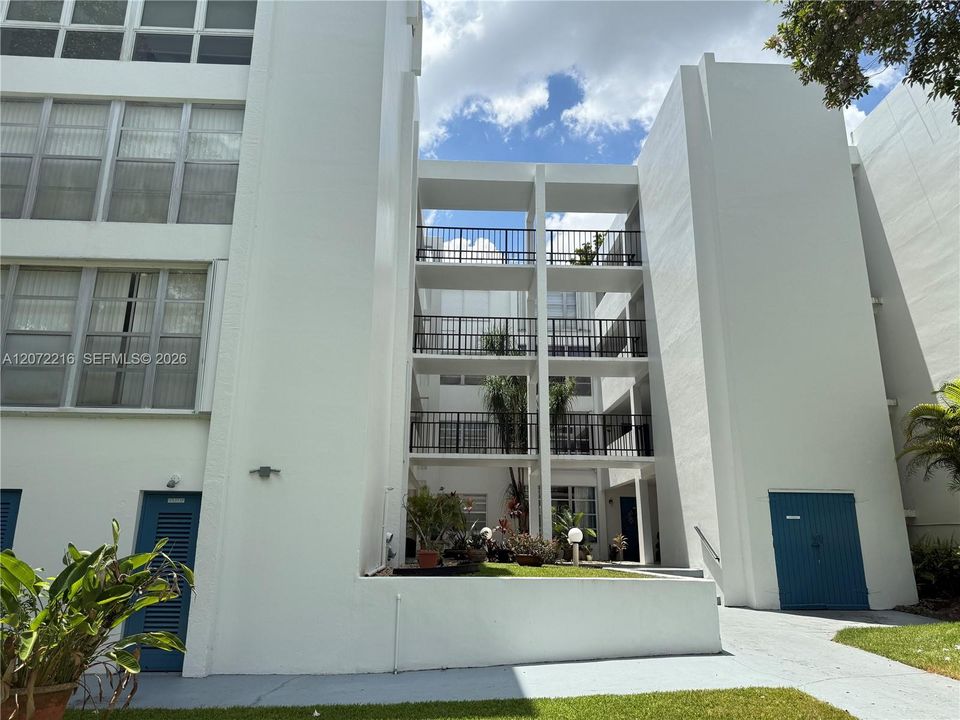 For Sale: $159,900 (2 beds, 2 baths, 1090 Square Feet)