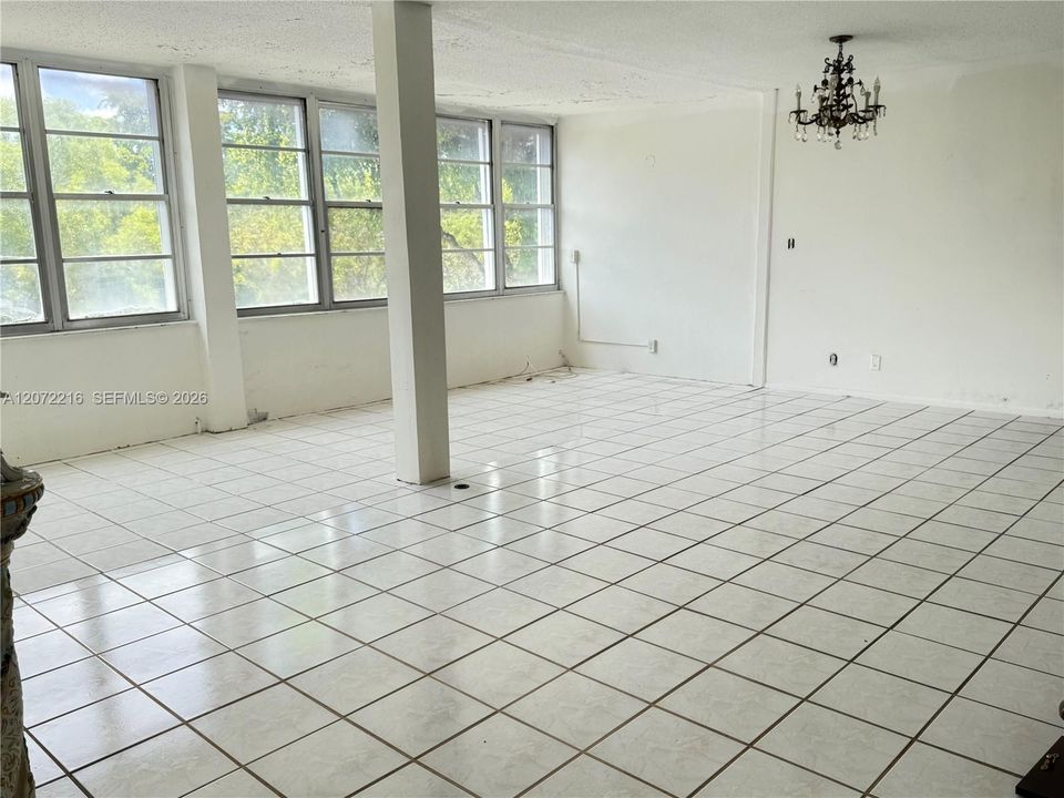 For Sale: $159,900 (2 beds, 2 baths, 1090 Square Feet)