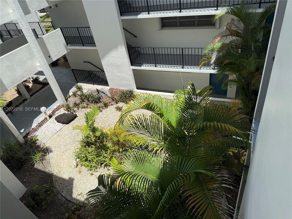 For Sale: $159,900 (2 beds, 2 baths, 1090 Square Feet)
