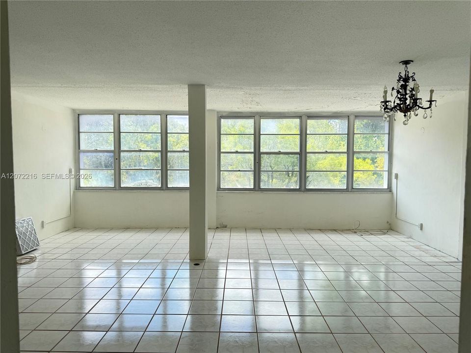 For Sale: $159,900 (2 beds, 2 baths, 1090 Square Feet)