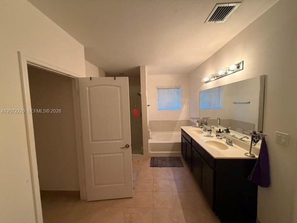 En Venta: $669,000 (5 camas, 3 baños, 2896 Pies cuadrados)