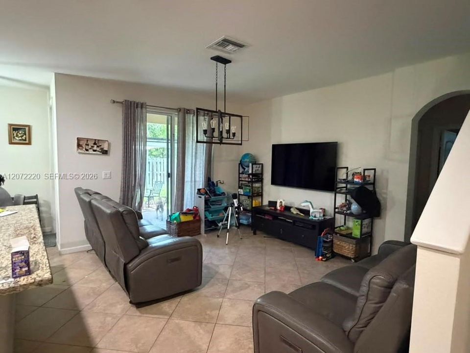 En Venta: $669,000 (5 camas, 3 baños, 2896 Pies cuadrados)