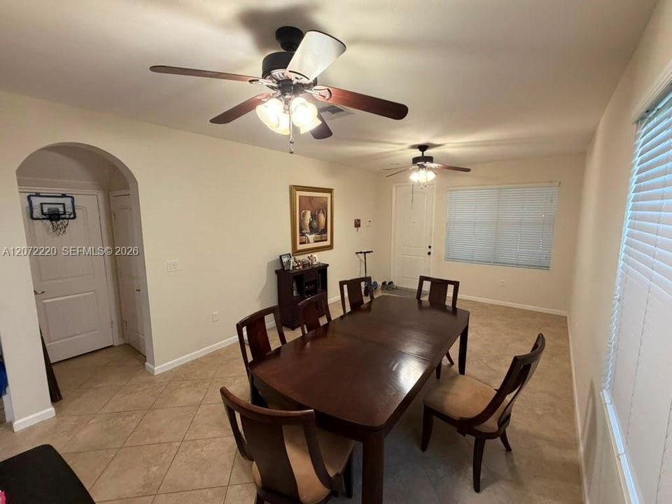 En Venta: $669,000 (5 camas, 3 baños, 2896 Pies cuadrados)