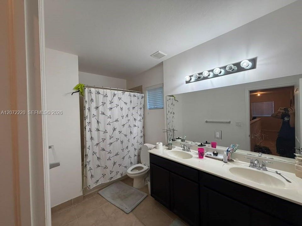 En Venta: $669,000 (5 camas, 3 baños, 2896 Pies cuadrados)