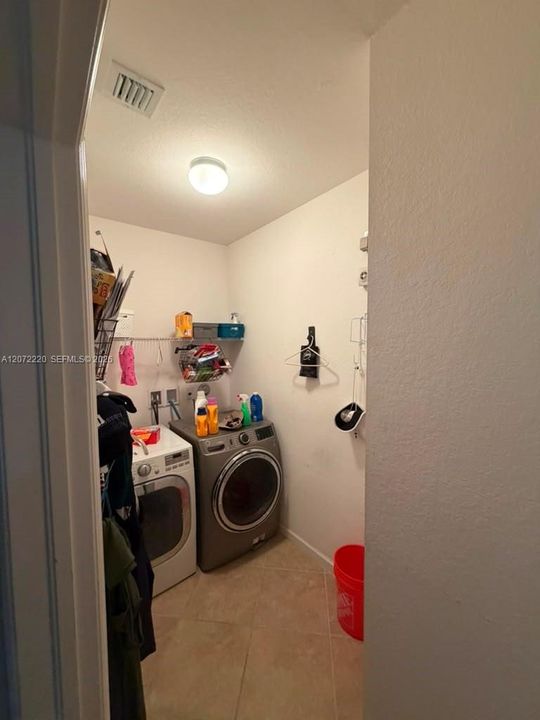 En Venta: $669,000 (5 camas, 3 baños, 2896 Pies cuadrados)