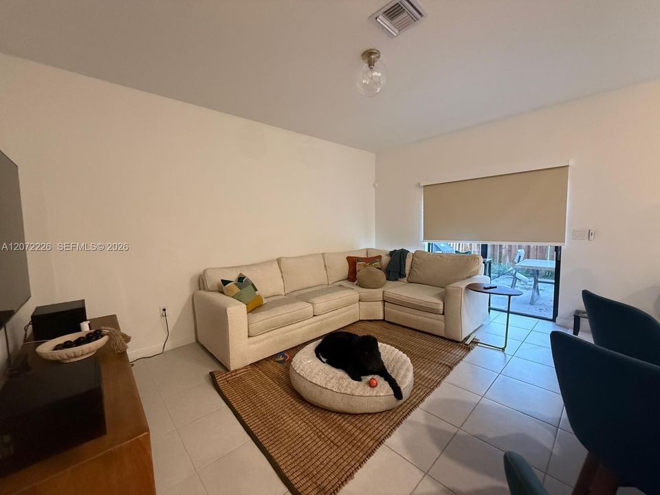 En Renta: $1,200 (4 camas, 2 baños, 1920 Pies cuadrados)