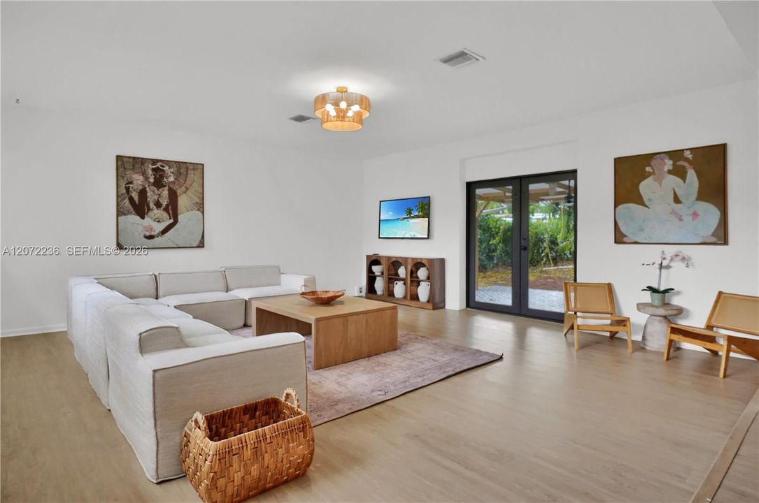 For Rent: $6,500 (3 beds, 2 baths, 1594 Square Feet)