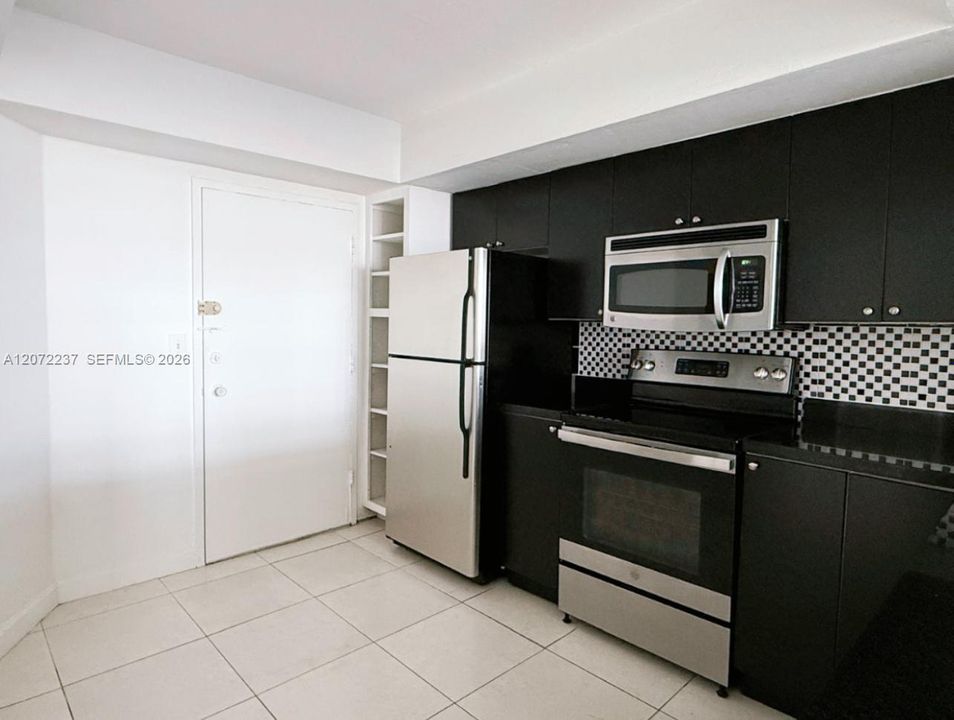 For Sale: $180,000 (1 beds, 2 baths, 861 Square Feet)