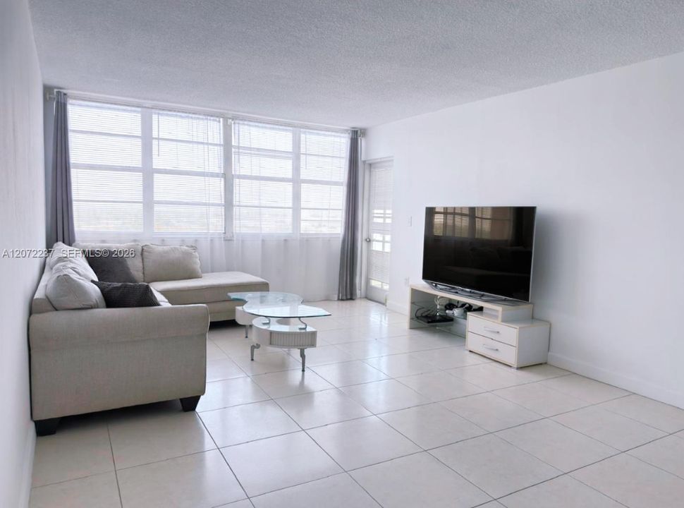 For Sale: $180,000 (1 beds, 2 baths, 861 Square Feet)