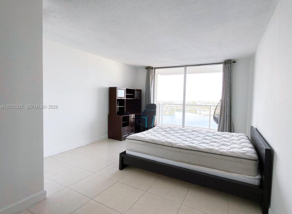 For Sale: $180,000 (1 beds, 2 baths, 861 Square Feet)