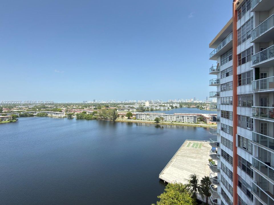 For Sale: $180,000 (1 beds, 2 baths, 861 Square Feet)