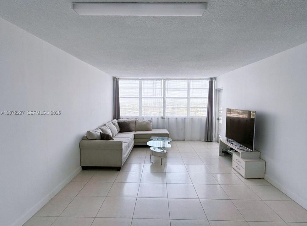 For Sale: $180,000 (1 beds, 2 baths, 861 Square Feet)