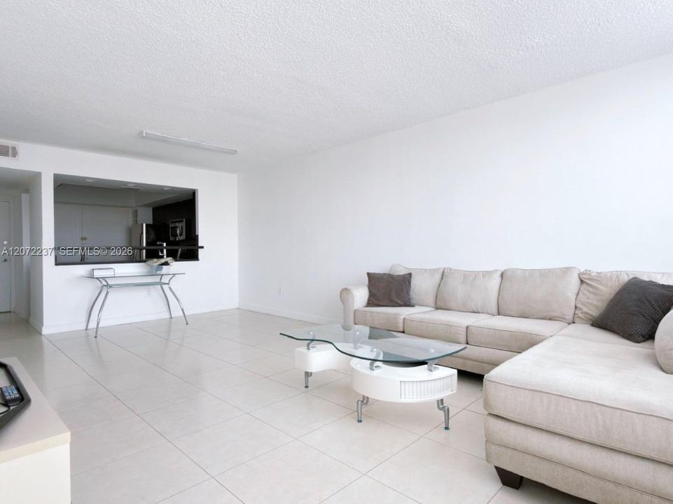 For Sale: $180,000 (1 beds, 2 baths, 861 Square Feet)