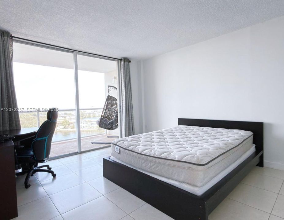 For Sale: $180,000 (1 beds, 2 baths, 861 Square Feet)