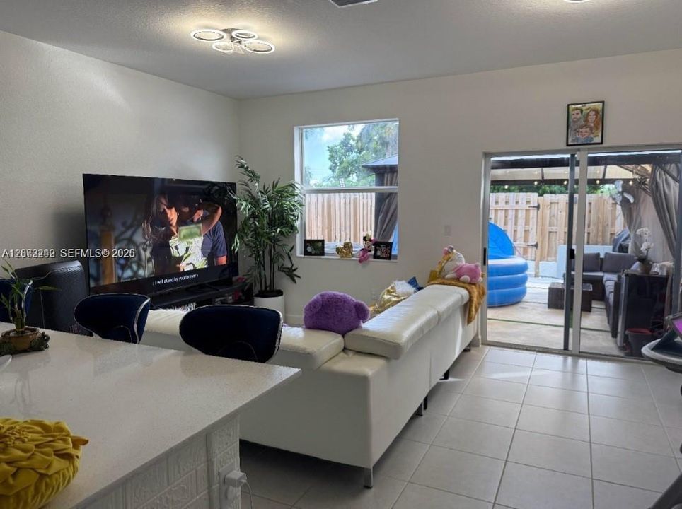En Venta: $329,900 (3 camas, 2 baños, 1393 Pies cuadrados)