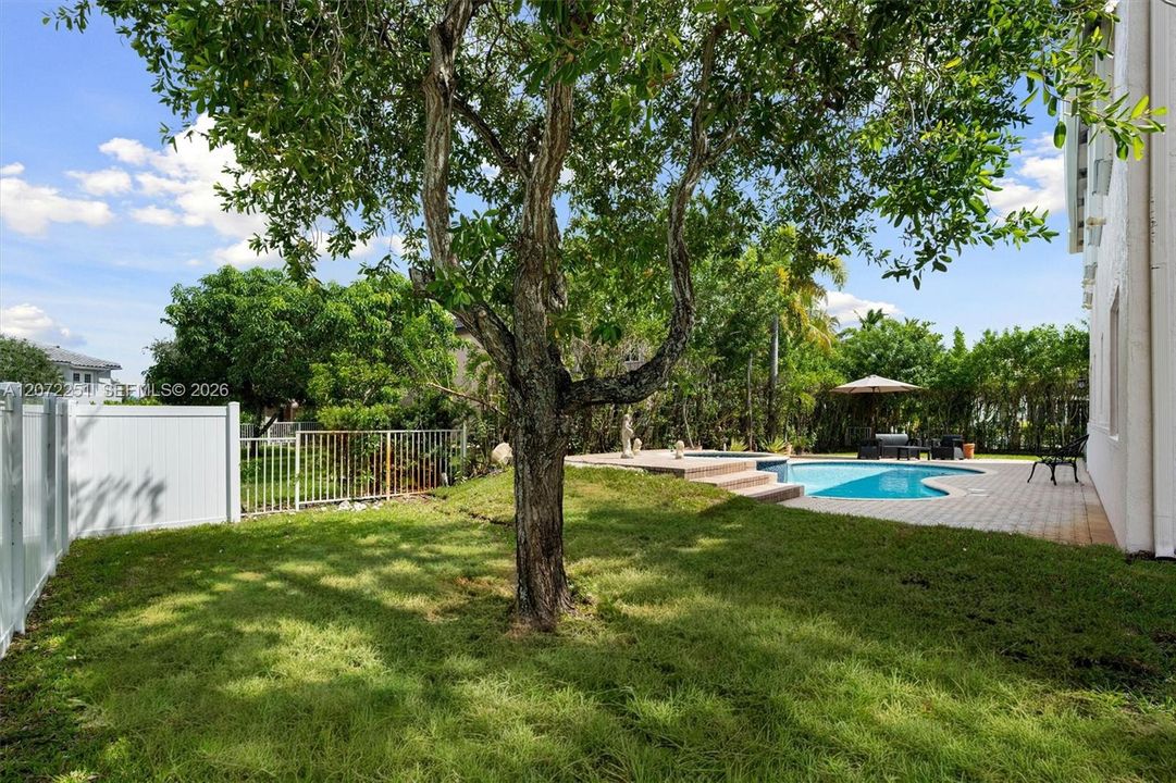 For Sale: $1,100,000 (6 beds, 4 baths, 4036 Square Feet)