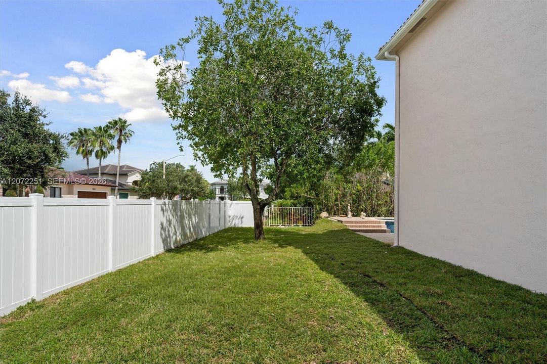 For Sale: $1,100,000 (6 beds, 4 baths, 4036 Square Feet)