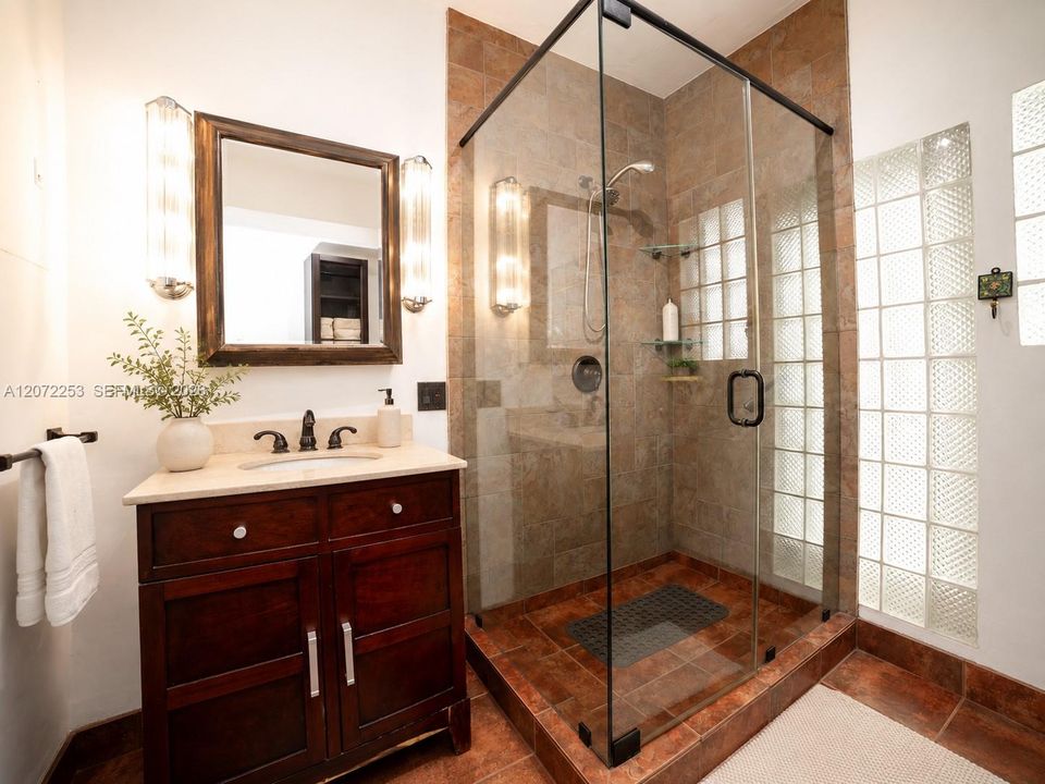 For Sale: $425,000 (2 beds, 2 baths, 1150 Square Feet)