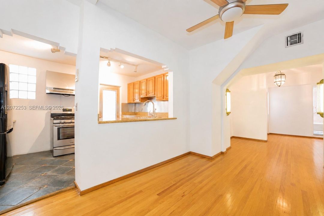 For Sale: $425,000 (2 beds, 2 baths, 1150 Square Feet)