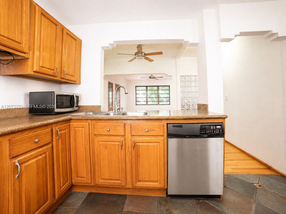 For Sale: $425,000 (2 beds, 2 baths, 1150 Square Feet)