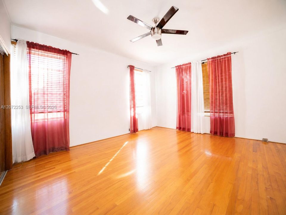 For Sale: $425,000 (2 beds, 2 baths, 1150 Square Feet)