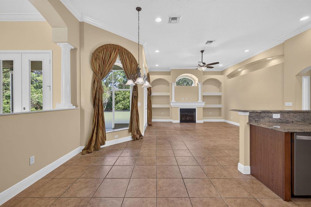 18 - Family Room (2)