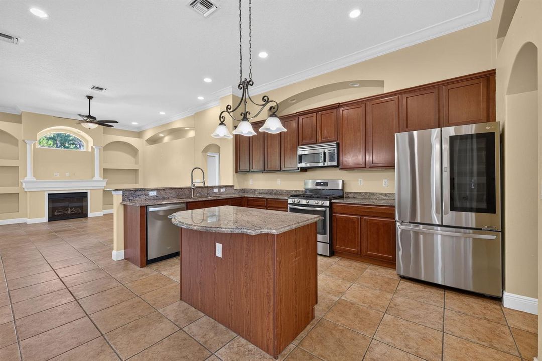 16 - Kitchen_Family Room
