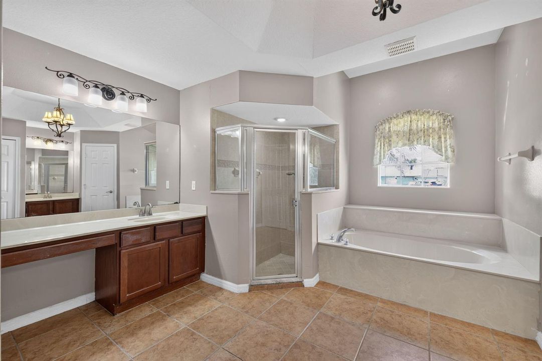 26 - Master Bathroom (2)