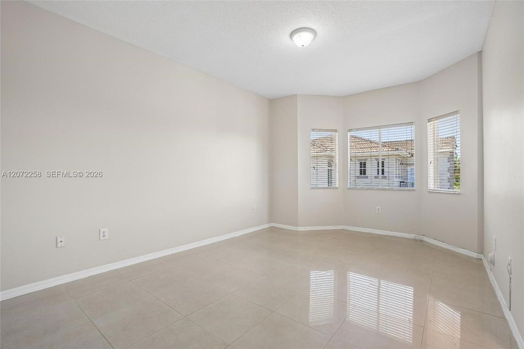 MASTER BEDROOM - UPSTAIRS