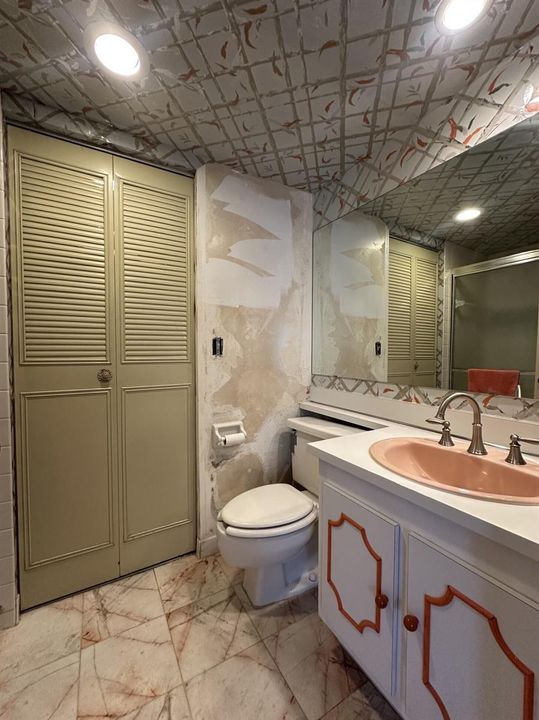 1st Floor Bathroom