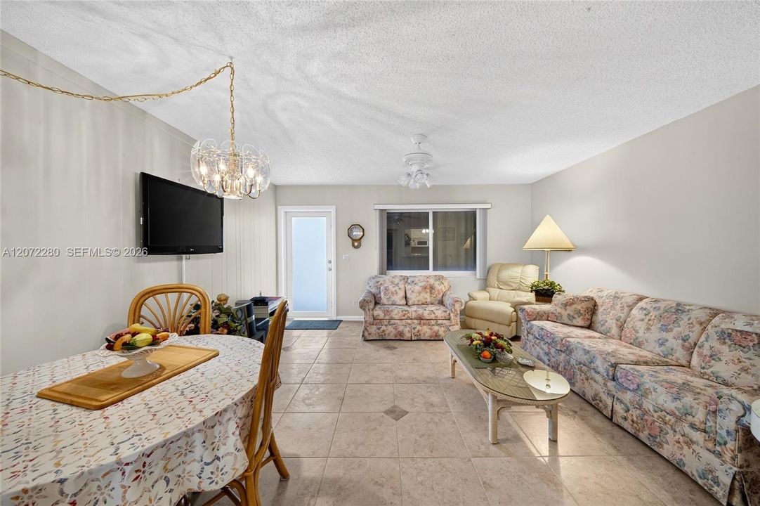 For Sale: $129,000 (1 beds, 1 baths, 400 Square Feet)