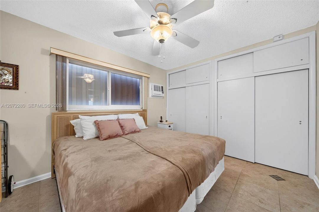 For Sale: $129,000 (1 beds, 1 baths, 400 Square Feet)