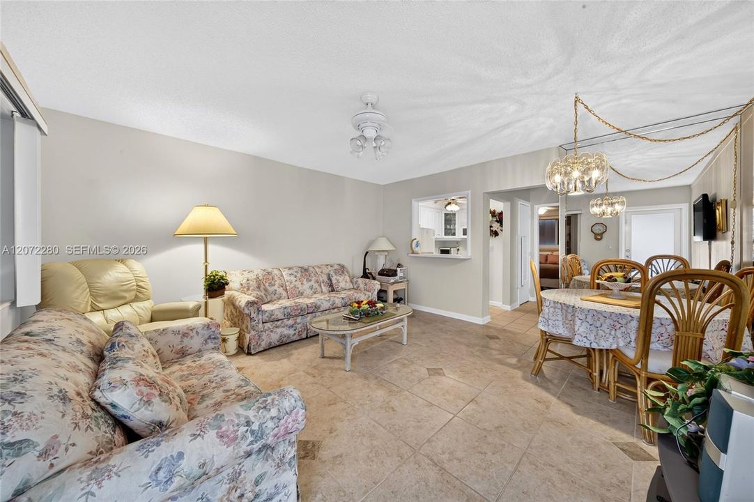For Sale: $129,000 (1 beds, 1 baths, 400 Square Feet)