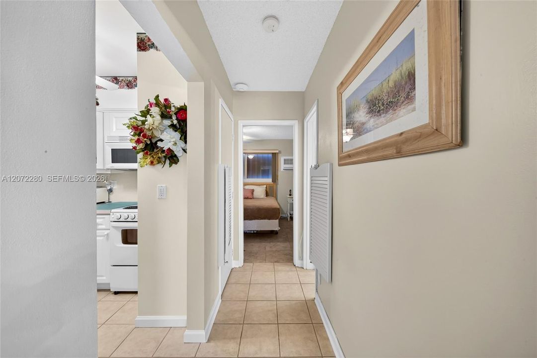 For Sale: $129,000 (1 beds, 1 baths, 400 Square Feet)