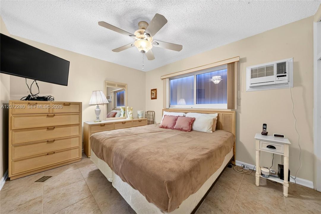 For Sale: $129,000 (1 beds, 1 baths, 400 Square Feet)
