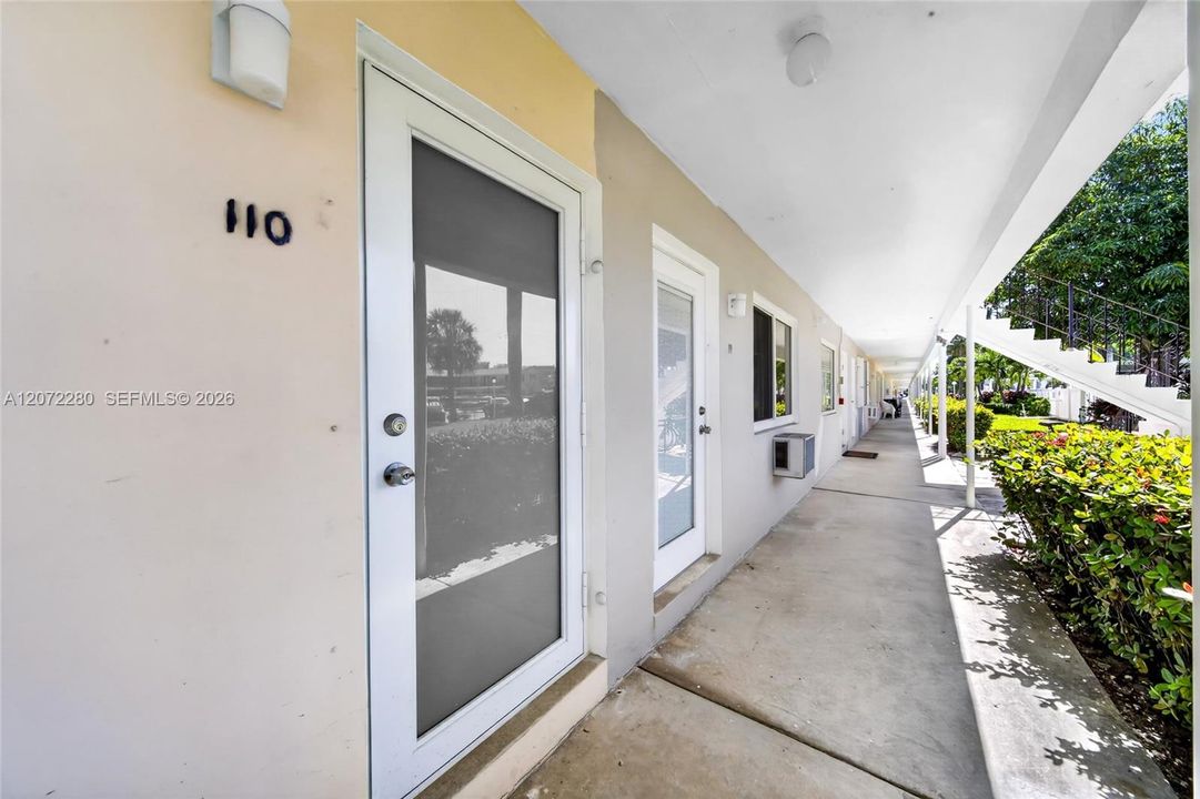 For Sale: $129,000 (1 beds, 1 baths, 400 Square Feet)