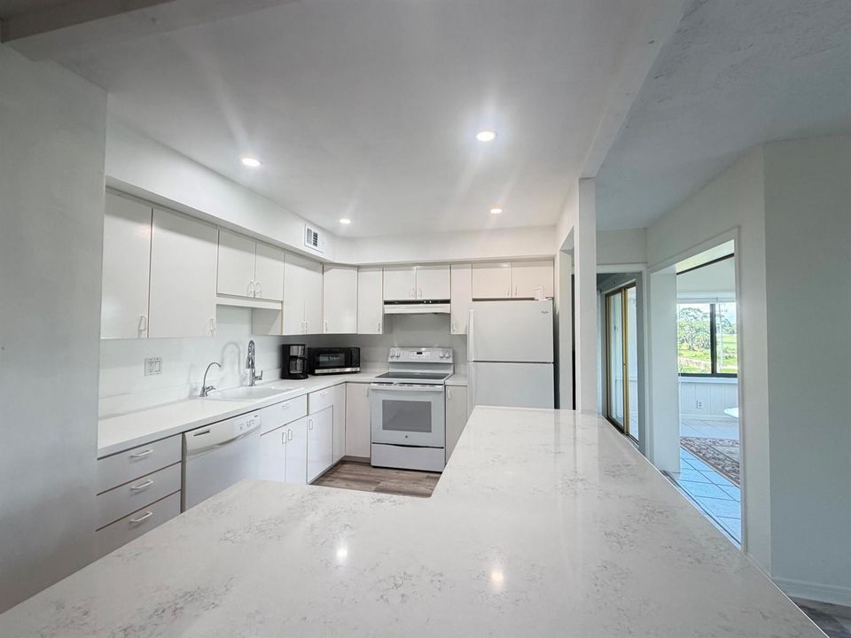 KITCHEN/ISLAND