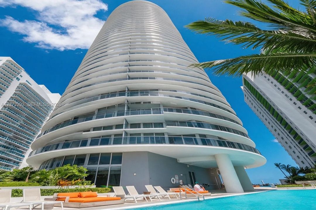 For Rent: $4,200 (1 beds, 2 baths, 979 Square Feet)