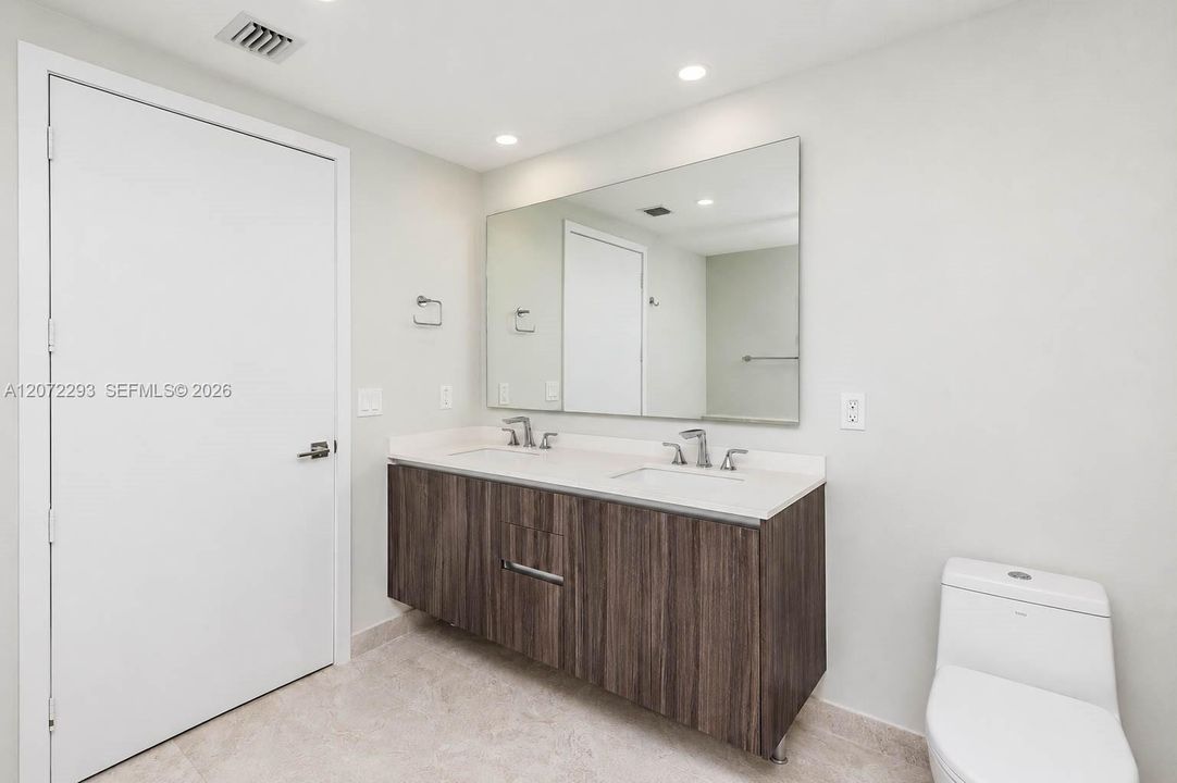 For Rent: $4,200 (1 beds, 2 baths, 979 Square Feet)
