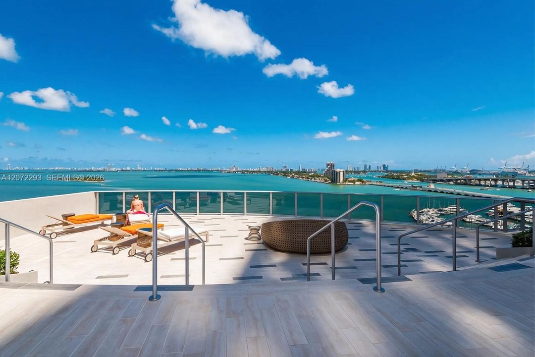 For Rent: $4,200 (1 beds, 2 baths, 979 Square Feet)